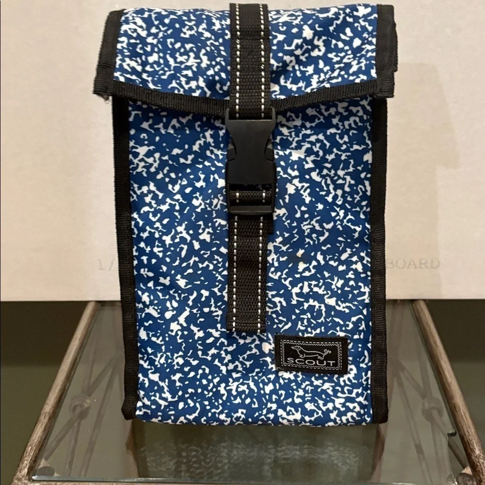 Scout - Doggie Bag vertical Lunch Bag. Small Cooler. Blue and White.
